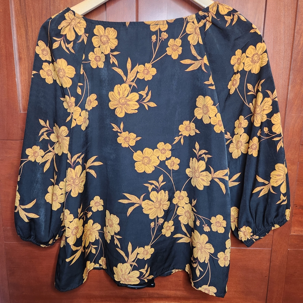 Sanctuary Floral Black and Gold Top Buttons Down Gathered Sleeve V-neck Size Med - Picture 3 of 8